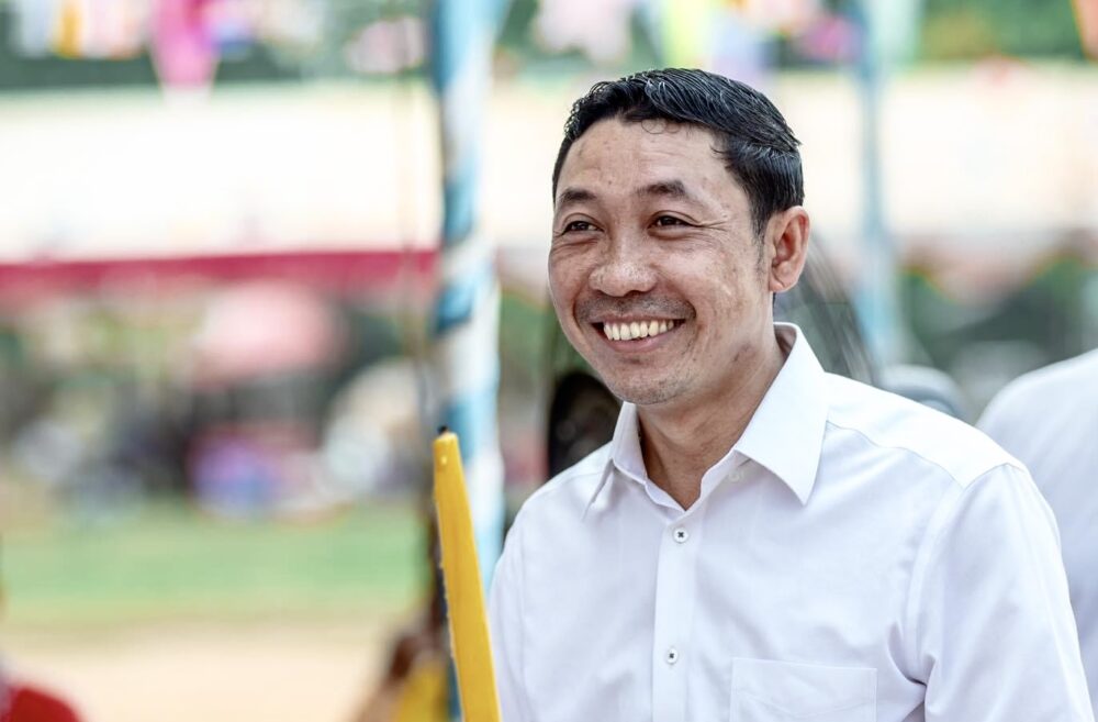 លោក កន សុខកាយ ត្រូវដកតំណែងពីអភិបាលស្រុកល្វាឯម ខេត្តកណ្ដាល បន្ទាប់ពីលោកនាយករដ្ឋមន្ត្រី ហ៊ុន ម៉ាណែត ចេញអនុក្រឹត្យបញ្ចប់តំណែង ដោយសាមានពាក់ព័ន្ធនឹងការសូកប៉ាន់ដើម្បីបានតំណែង។ រូបថតលោក កន សុកាយ បង្ហោះលើហ្វេសប៊ុកកាលពីថ្ងៃទី២៣ ខែកក្កដា ឆ្នាំ២០២៣ នៅលើទំព័រហ្វេសប៊ុករបស់លោក។