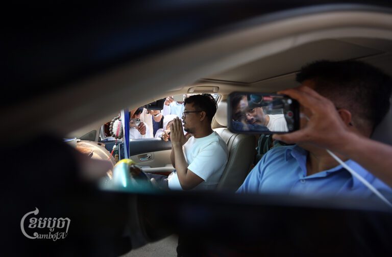 លោក ម៉ិច ដារ៉ា អ្នកសារព័ត៌មានឯករាជ្យ ត្រូវបានដោះលែងឱ្យនៅក្រៅឃុំពីពន្ធនាគារខេត្តកណ្តាល នៅរសៀលថ្ងៃព្រហស្បតិ៍ទី២៤ ខែតុលា ឆ្នាំ២០២៤ បន្ទាប់ពីការសុំទោសរបស់លោកកាលពីយប់ថ្ងៃទី២៣ ខែតុលា ចំពោះលោក ហ៊ុន សែន ប្រធានព្រឹទ្ធសភា និងលោកនាយករដ្ឋមន្ត្រី ហ៊ុន ម៉ាណែត។ (ខេមបូចា/ ព្រីង សំរាំង)