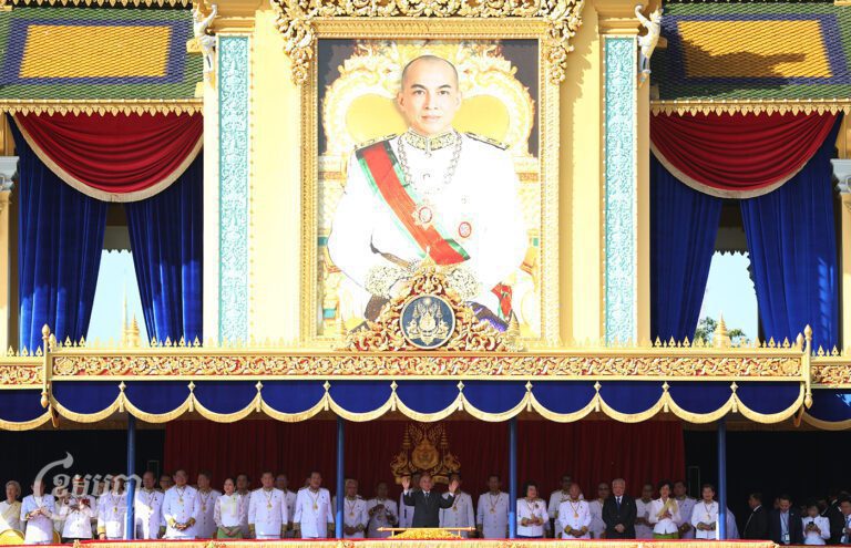 ព្រះករុណាព្រះបាទសម្តេចព្រះបរមនាថ នរោត្តម សីហមុនី បានមានព្រះរាជបន្ទួលទៅកាន់ថ្នាក់ដឹកនាំកំពូល មន្ត្រីរាជកាគ្រប់ជាន់ថ្នាក់ និងប្រជារាស្ត្រទាំងអស់ដែលបានចូលរួមក្នុងព្រះរាជពិធីខួបលើកទី២០នៃការគ្រងរាជសម្បត្តិរបស់ព្រះអង្គ នៅថ្ងៃទី៣០ ខែតុលា ដែលជាថ្ងៃចុងក្រោយនៃព្រះរាជពិធីដែលប្រារព្ធធ្វើក្នុងរយៈពេលបីថ្ងៃចាប់ពីថ្ងៃទី២៨ដល់ថ្ងៃទី៣០ ខែតុលា ឆ្នាំ២០២៤ នៅមុខព្រះបរមរាជវាំង ក្នុងរាជធានីភ្នំពេញ។ រូបថតនៅថ្ងៃទី៣០ ខែតុលា ឆ្នាំ២០២៤។ (ខេមបូចា/ ព្រីង សំរាំង)