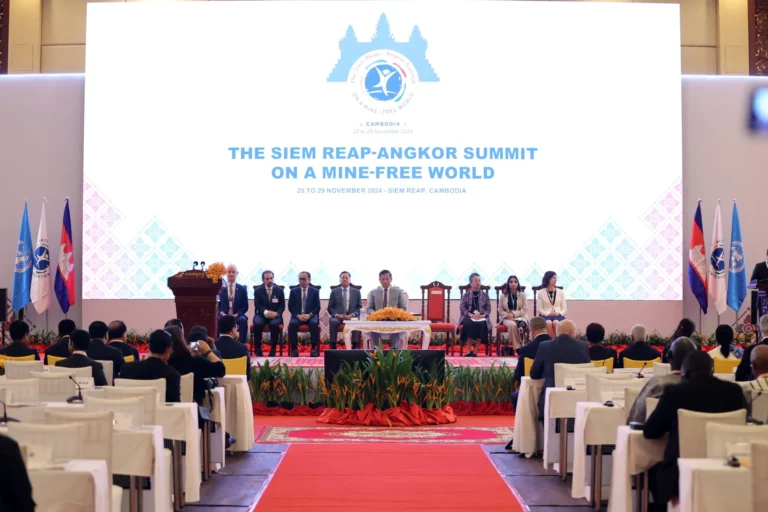 វាគ្មិនសំខាន់ៗ រួមទាំងលោកនាយករដ្ឋមន្ត្រី ហ៊ុន ម៉ាណែត ថ្លែងសុន្ទរកថាក្នុងពិធីបើកកិច្ចប្រជុំកំពូលសៀមរាប-អង្គរ ស្តីពីពិភពលោកគ្មានមីន នៅថ្ងៃទី២៥ ខែវិច្ឆិកា ឆ្នាំ២០២៤។ (មានការអនុញ្ញាតពីអនុសញ្ញាហាមឃាត់មីនប្រឆាំងមនុស្ស)