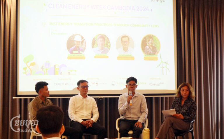 កិច្ចពិភាក្សាជាក្រុមស្តីពីការអនុវត្តការផ្លាស់ប្តូរថាមពលដើម្បីឆ្លុះបញ្ចាំងតាមរយៈសហគមន៍ កំឡុងកម្មវិធីសប្តាហ៍ថាមពលស្អាតឆ្នាំ២០២៤ នៅ Raintree ក្នុងរាជធានីភ្នំពេញ នាថ្ងៃទី៤ ខែវិច្ឆិកា ឆ្នាំ២០២៤។ (ខេមបូចា/ ពូ សូរាជីនី)