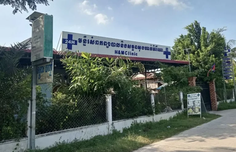 គ្លីនិកគ្មានអាជ្ញាបណ្ណមួយក្នុងខេត្តតាកែវត្រូវបានបញ្ជាឱ្យបិទនៅពេលស្ត្រីម្នាក់បានស្លាប់បន្ទាប់ពីទទួលបានការចាក់ថ្នាំខុសបច្ចេកទេសក្នុងខែវិច្ឆិកា ឆ្នាំ២០២៤។ (រូបភាព៖ ទទក)