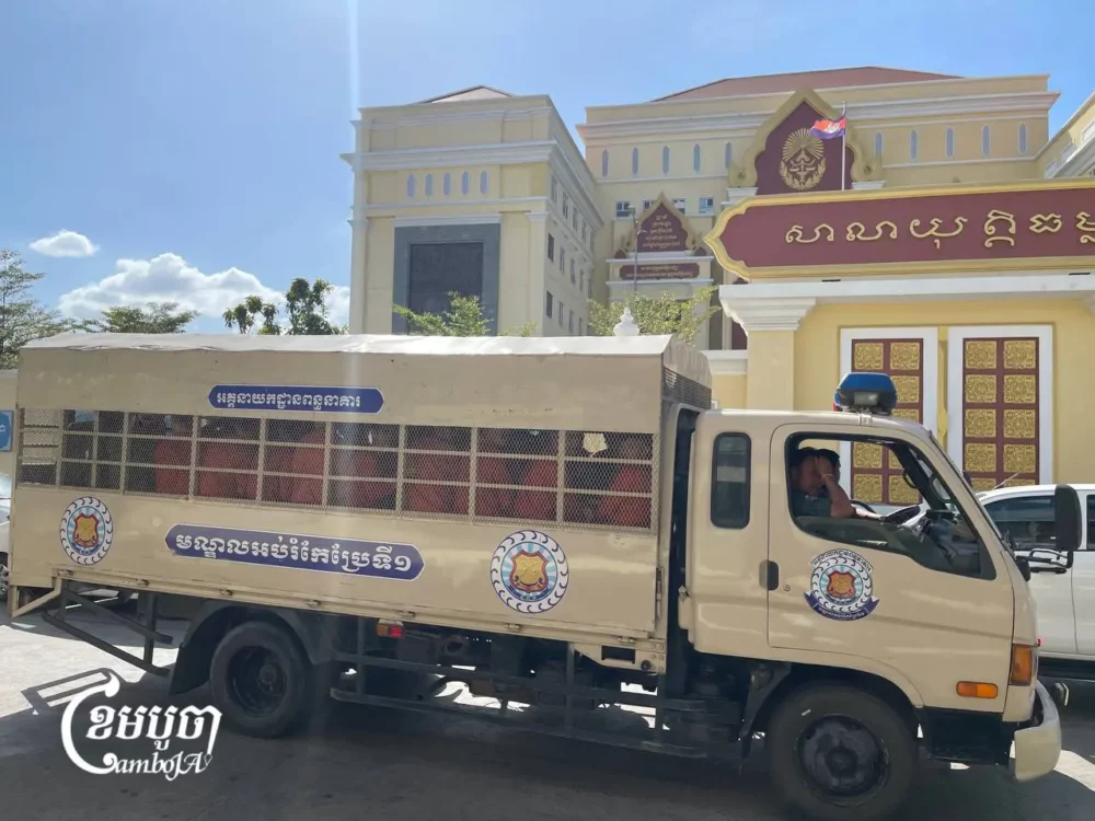 រថយន្ត​ពន្ធនាគារ​ដឹក​អ្នក​ទោស​រួម​ទាំង​លោក​ ម៉ម រិទ្ធី ទៅ​សាលា​ដំបូង​រាជធានី​ភ្នំពេញដើម្បី​បើក​សវនាការ​នៅ​ថ្ងៃ​ទី២៧ ខែ​វិច្ឆិកា ឆ្នាំ​២០២៤។ (ខេមបូចា/ ព្រីង សំរោង) 