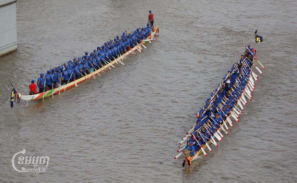 កម្ពុជាប្រារព្ធពិធីបុណ្យអុំទូកឆ្នាំនេះ ចាប់ពីថ្ងៃទី១៤ដល់ថ្ងៃទី១៦ ខែវិច្ឆិកា ហើយនេះជាឆ្នាំទី២ បន្ទាប់ពីបានលុបចោលតាំងពីឆ្នាំ២០១៩ ដោយសារជំងឺកូវីដ១៩ និងកិច្ចប្រជុំកំពូលអាស៊ាន។ ឆ្នាំនេះមានទូកចូលរួមប្រកួតចំនួន៣៤៨ទូក និងទូកចែវចំនួន ២២ ០៤២នាក់។ (ខេមបូចា/ ព្រីង សំរាំង)