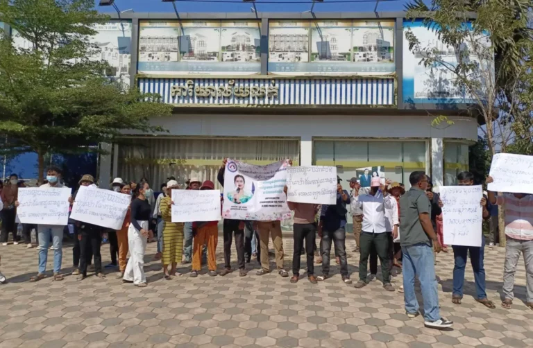 ពលរដ្ឋកំពុងលើកបដាតវ៉ាទាមទាឱ្យក្រុមហ៊ុន ប្រ៊ីលាន ស៊ីធី របស់អ្នកស្រី ឡេង ចាន់ណា សងលុយត្រឡប់មកពួកគាត់វិញ កាលពីថ្ងៃទី១២ ខែ កុម្ភៈ ឆ្នាំ២០២៤ ខណៈពួកគាត់ធ្លាក់ខ្លួនជំពាក់បំណុលធនាគារវណ្ឌក។ (រូបភាពផ្ដល់ឱ្យ)