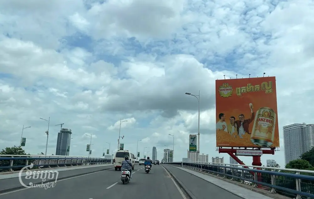 ផ្ទាំងប៉ាណូផ្សព្វផ្សាយស្រាបៀរដាក់តាំងបង្ហាញលើដងផ្លូវសាធារណៈ ក្នុងរាជធានីភ្នំពេញ។ រូបថតនៅថ្ងៃទី២០ ខែកញ្ញា ឆ្នាំ២០២៤។ (ខេមបូចា/ ព្រីង សំរាំង)