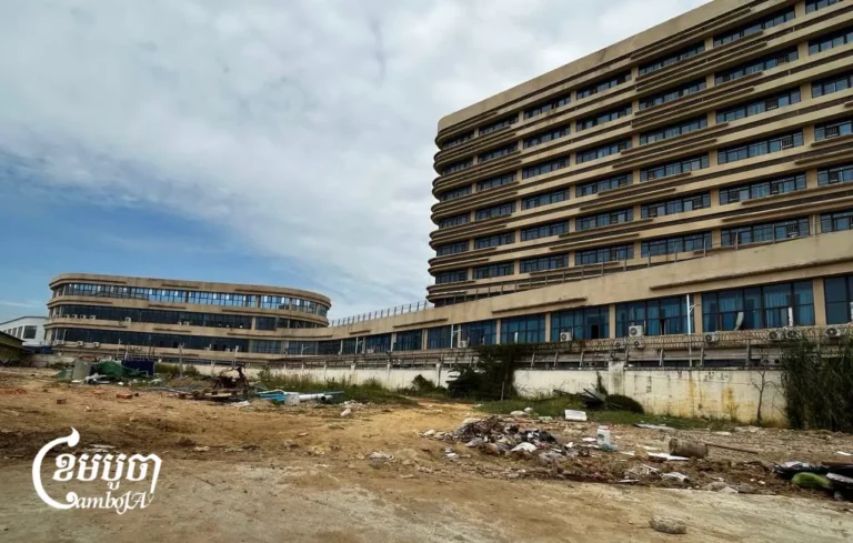 ទិដ្ឋភាពខាងក្រោយនៃបរិវេណដ៏ធំ និងមានការយាមកាមយ៉ាងរឹងមាំក្នុងខេត្តកំពង់ស្ពឺ (ដែលគេស្គាល់ថាជា Mango Park) ត្រូវបានប៉ូលិសឆ្មក់ចូលកាលពីខែតុលា បន្ទាប់ពីមានរបាយការណ៍អំពីទារុណកម្ម។ ថ្ងៃទី4 ខែធ្នូ ឆ្នាំ2024។ (ខេមបូចា/ Coby Hobbs)