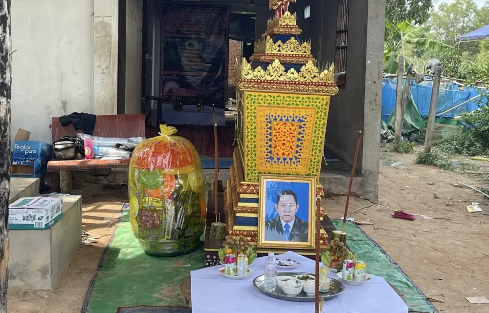 គ្រួសារអ្នកកាសែតដែលបានស្លាប់ លោក ឈឿង ឈឹង ប្រារព្ធពិធីបុណ្យសពរបស់គាត់នៅឯគេហដ្ឋានរបស់គាត់ ក្នុងស្រុកនគរធំ ខេត្តសៀមរាប នៅថ្ងៃទី៨ ខែធ្នូ ឆ្នាំ២០២៤។ (រូបភាពផ្តល់ឱ្យ)