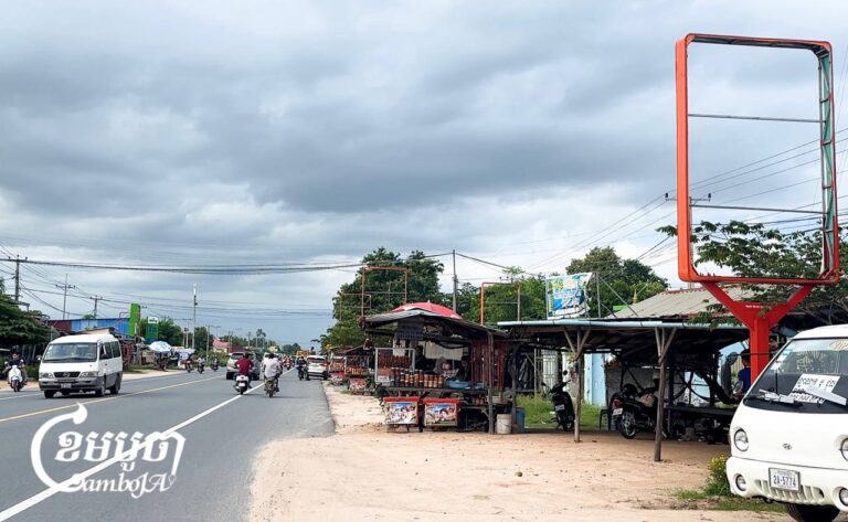 ផ្ទាំងប៉ាណូផ្សព្វផ្សាយស្រាបៀរដែលត្រូវបានរុះរើនៅតាមបណ្តោយផ្លូវជាតិលេខ២ ស្ថិតក្នុងភូមិព្រៃខ្លា ឃុំជំរៈពេន ស្រុកសំរោង ខេត្តតាកែវ។ រូបថតនៅថ្ងៃទី១៥ ខែកញ្ញា ឆ្នាំ២០២៤ (ខេមបូចា/ លេង លួត)