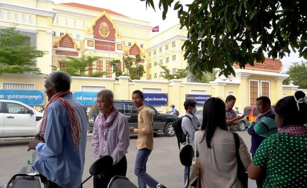 សាច់ញាតិ និងមិត្តភ័ក្ដិប្រមូលផ្តុំគ្នានៅមុខសាលាដំបូងរាជធានីភ្នំពេញ ដែលបានបើកសវនាការលើសកម្មជនជាង៣០នាក់ ពីបទញុះញង់ នៅថ្ងៃទី២៤ ខែធ្នូ ឆ្នាំ២០២៤។ (ខេមបូចា/ហ៊ែល កំសាន)
