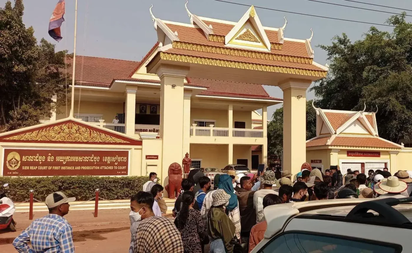 ជនរងគ្រោះដែលចាញ់បោកក្រុមហ៊ុន ប្រ៊ីលាន ស៊ីធី ប្រមូលផ្ដុំគ្នានៅមុខសាលាដំបូងខេត្តសៀមរាប ដើម្បីទាមទារឱ្យមានដំណោះស្រាយ នាថ្ងៃទី១១ ខែមេសា ឆ្នាំ២០២៤។ (រូបភាពផ្ដល់ឱ្យ)