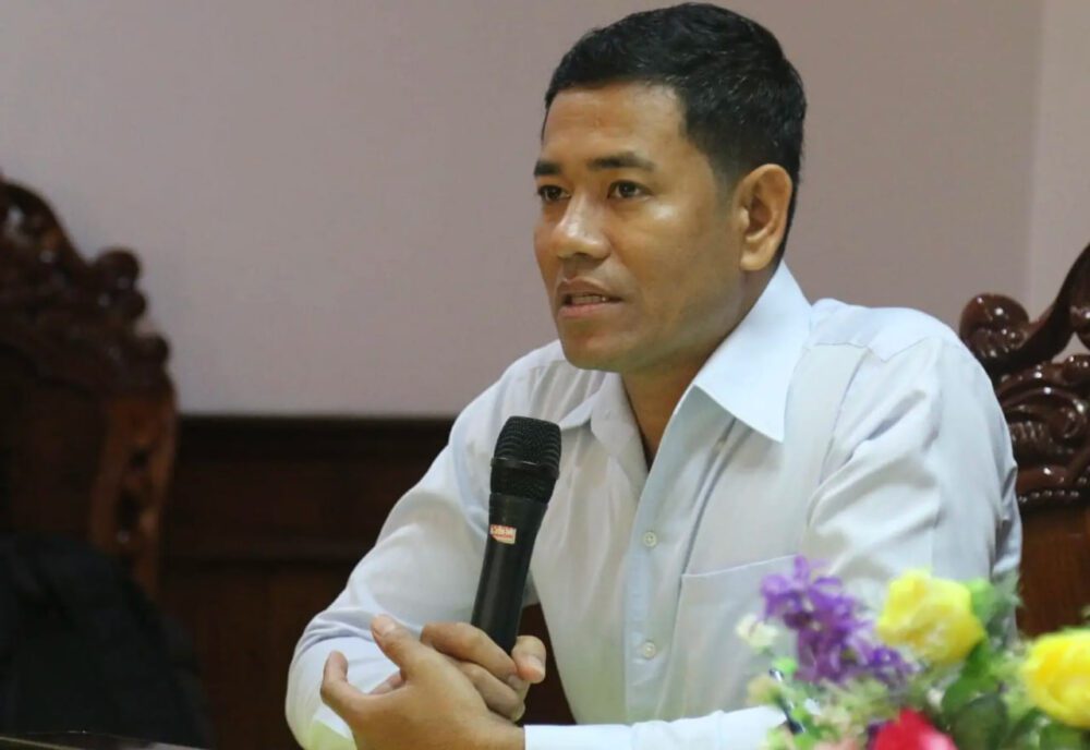 លោក ម៉ម រិទ្ធី ប្រធានសហព័ន្ធសហជីពកម្មករនិយោជិតវិស័យទេសចរណ៍សេវាកម្មកម្ពុជា ថ្លែងចំណាប់អារម្មណ៍បើកម្មវិធីក្នុងកិច្ចប្រជុំប្រចាំឆ្នាំសហភាពការងារកម្ពុជា នៅខេត្តបាត់ដំបង កាលពីថ្ងៃទី១៥ ខែធ្នូ ឆ្នាំ២០២៣។ (រូបភាព៖ CLC)