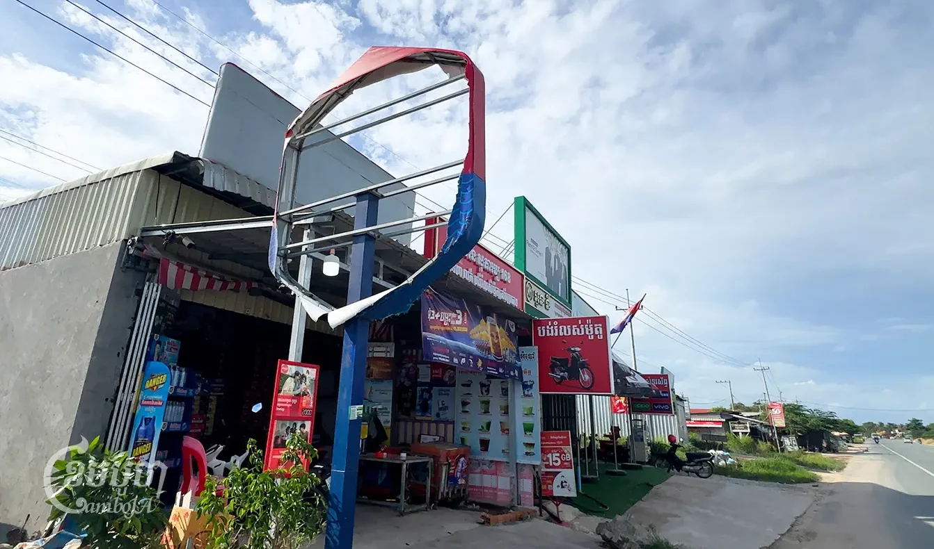 ផ្ទាំងប៉ាណូផ្សព្វផ្សាយស្រាបៀរដែលត្រូវបានរុះរើនៅតាមបណ្តោយផ្លូវជាតិលេខ២ ស្ថិតក្នុងភូមិព្រៃខ្លា ឃុំជំរៈពេន ស្រុកសំរោង ខេត្តតាកែវ។ រូបថតនៅថ្ងៃទី១៥ ខែកញ្ញា ឆ្នាំ២០២៤ (ខេមបូចា/ លេង លួត)