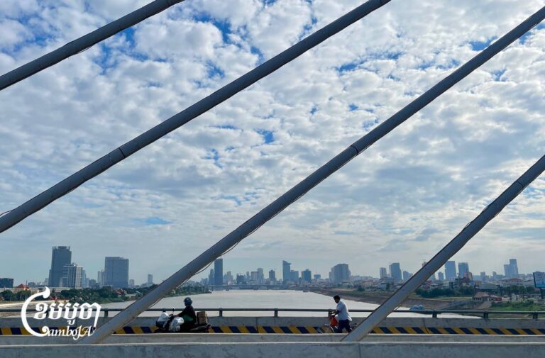 ទិដ្ឋភាពទូទៅនៃទីក្រុងភ្នំពេញពីបឹងទន្លេសាប ថ្ងៃទី០២ ខែមករា ឆ្នាំ២០២៥។ (ខេមបូចា/ ព្រីងសំរោង)