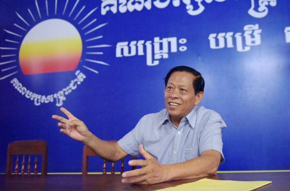 លោក លិម គិមយ៉ា អតីត​សមាជិក​រដ្ឋសភា​មក​ពី​គណបក្ស​សង្គ្រោះ​ជាតិ ថ្លែង​ក្នុង​បទសម្ភាសន៍​ជាមួយ AFP ក្នុង​រាជធានី​ភ្នំពេញ កាល​ពី​ថ្ងៃ​ទី​១៧ ខែ​តុលា ឆ្នាំ​២០១៧។ (រូបថត៖ AFP)