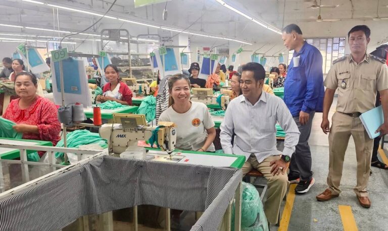 មន្ត្រីមន្ទីរការងារ និងបណ្ដុះបណ្ដាលវិជ្ជាជីវៈខេត្តកណ្ដាល ចុះទៅផ្សះផ្សាវិវាទការងាររួម ដល់កម្មករនៅរោងចក្រ គ្លរីនីតវែរ ស្រុកអង្គស្នួល ខេត្តកណ្ដាល ថ្ងៃទី២០ ខែមករា ឆ្នាំ២០២៥។ (រូបភាព៖ TN Kandal FC)