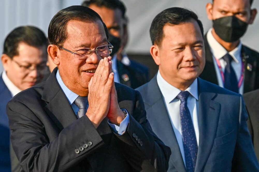 ប្រធានព្រឹទ្ធសភាកម្ពុជា លោក ហ៊ុន សែន (ឆ្វេង) និងលោក ហ៊ុន ម៉ាណែត នាយករដ្ឋមន្រ្តីកម្ពុជា (ស្តាំ) ក្នុងពិធីរំលឹកខួបលើកទី៤៦ នៃការដួលរលំរបបខ្មែរក្រហម នៅរាជធានីភ្នំពេញ ថ្ងៃទី៧ ខែមករា ឆ្នាំ២០២៥។ (រូបថត៖ AFP)