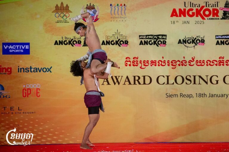 ការសម្តែងរបស់ក្រុមសាលាគុនល្បុក្កតោស្រីជ័យដំរីសាមពាន់ ក្នុងពិធីបិទការប្រកួត Angkor Ultra Trail ២០២៥ នៅតំបន់អង្គរ ខេត្តសៀមរាប នាថ្ងៃទី១៨ ខែមករា ឆ្នាំ២០២៥។ (ខេមបូចា/ ស៊ា បញ្ញា)