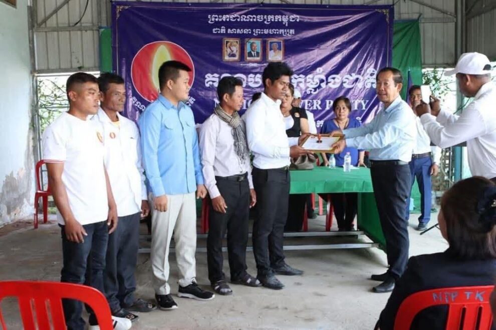 លោក ផាន់ សារ៉ាត់ និងសមាជិកបក្ស ទទួលបានលិខិតតែងតាំងពីលោក រ៉ុង ឈុន (ឈរលេខរៀង៣ពីខាងស្តាំ) ទីប្រឹក្សាជាន់ខ្ពស់គណបក្សកម្លាំងជាតិ។ រូបថតមួយសន្លឹកនេះត្រូវបានគេបង្ហោះលើ Facebook របស់ NPP។