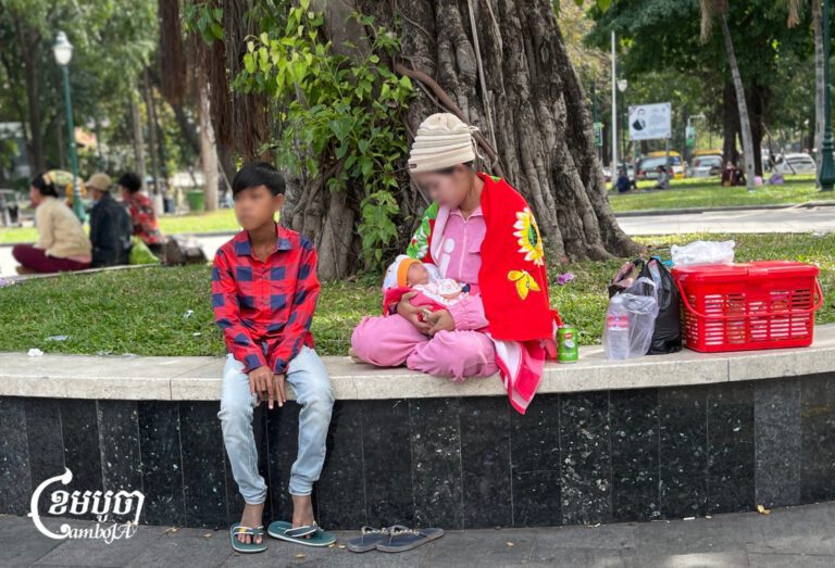 ស្ត្រីម្នាក់បីកូនរង់ចាំវេនចូលពិនិត្យព្យាបាលនៅមុខមន្ទីរពេទ្យគន្ធបុប្ផា ក្នុងរាជធានីភ្នំពេញ ថ្ងៃទី១៧ ខែមករា ឆ្នាំ២០២៥។ (ខេមបូចា/ ព្រីង សំរាំង)