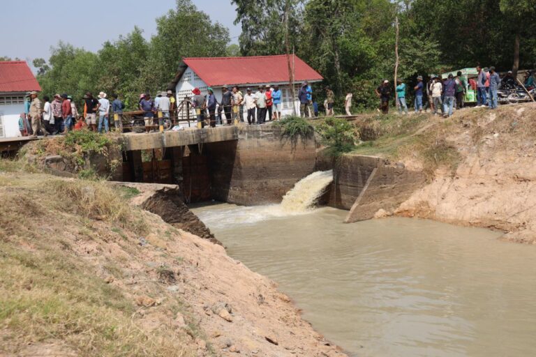 អាជ្ញាធរខេត្តតាកែវ បូមទឹកចូលក្នុងអាងស្តុកទឹកសម្រាប់កសិករ បន្ទាប់ពីពួកគាត់តវ៉ាកាលពីថ្ងៃទី២១ ខែមករា ឆ្នាំ២០២៥។ (រូបភាពផ្តល់ឱ្យ)