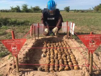 បុគ្គលិក CMAC បង្ហាញគ្រាប់មិនទាន់ផ្ទុះ ដែលត្រូវបានរកឃើញនៅក្នុងអណ្តូងរ៉ែ។ រូបថតនេះត្រូវបានបង្ហោះនៅលើហ្វេសប៊ុករបស់លោក ហេង រតនា អគ្គនាយក CMAC នៅថ្ងៃទី៣១ ខែមករា ឆ្នាំ២០២៥ ក្នុងអំឡុងពេលនៃការប្រកាសរបស់លោកអំពីការបញ្ឈប់សកម្មភាពរបស់ពួកគេបន្ទាប់ពីការផ្អាកមូលនិធិរបស់ USAID ។