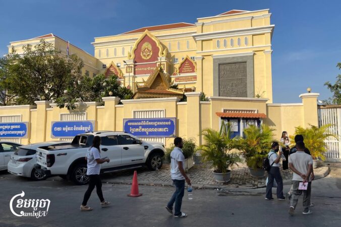 អ្នក​គាំទ្រ​សកម្មជន​កិច្ចព្រមព្រៀង​សន្តិភាព​ទីក្រុង​ប៉ារីស លោក ស្រ៊ុន ស៊ន និងសកម្មជនពីរនាក់ទៀត ប្រមូល​ផ្តុំ​គ្នា​នៅ​ខាង​ក្រៅ​សាលា​ឧទ្ធរណ៍​រាជធានី​ភ្នំពេញ ដើម្បីតាមដាន​សវនាការ​ នៅ​ថ្ងៃ​ទី​២៥ ខែ​កុម្ភៈ ឆ្នាំ​២០២៥។ (ខេមបូចា/ ព្រីង សំរាំង)