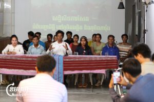 ប្រជាសហគមន៍ជនជាតិដើមភាគតិចកួយប្រមូលផ្ដុំគ្នាធ្វើសន្និសីទសារព័ត៌មាន នៅរាជធានីភ្នំពេញ កាលពីថ្ងៃទី៣ ខែមីនា ឆ្នាំ២០២៥ ដើម្បីស្វែងរកដំណោះស្រាយលើបញ្ហាវិវាទដីធ្លីដែលសង្ស័យថាពាក់ព័ន្ធនឹងមន្ត្រីជាន់ខ្ពស់ថ្នាក់ខេត្តម្នាក់នៅខេត្តព្រះវិហារ។ (ខេមបូចា/ព្រីង សំរាំង)