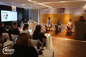 អ្នកចូលរួមសិក្ខាសាលាស្តីពី«ការយល់ដឹងពីការប៉ះទង្គិចផ្លូវចិត្តដល់កុមាររងគ្រោះដោយការរំលោភបំពាន និងកេងប្រវ័ញ្ចផ្លូវភេទតាមប្រព័ន្ធអនឡាញ» នៅសណ្ឋាគារមួយក្នុងរាជធានីភ្នំពេញ ថ្ងៃទី១១ ខែមីនា ឆ្នាំ២០២៥។ (ខេមបូចា/ ព្រីង សំរាំង)