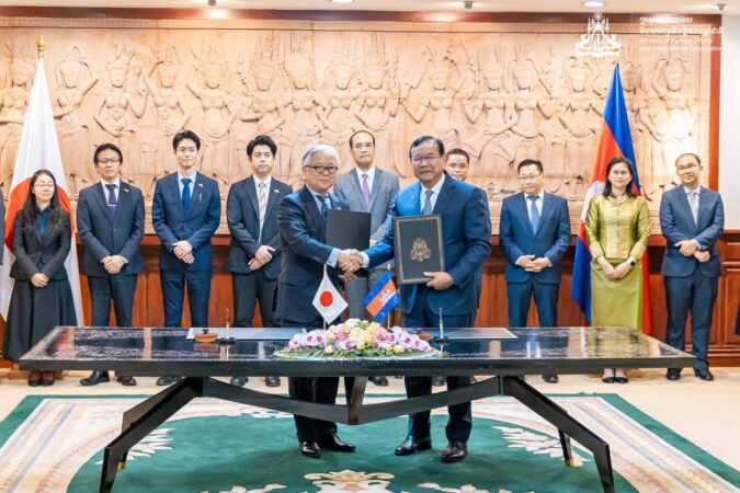 លោក ប្រាក់ សុខុន ឧបនាយករដ្ឋមន្រ្តី រដ្ឋមន្រ្ដីក្រសួងការបរទេស និងសហប្រតិបត្តិការអន្ដរជាតិ និងលោក UENO Astushi ឯកអគ្គរដ្ឋទូតជប៉ុនប្រចាំកម្ពុជា បានចុះហត្ថលេខាលើលិខិតប្ដូរសារ និងឯកសារពាក់ព័ន្ធសម្រាប់គម្រោងហិរញ្ញប្បទានឥតសំណងផ្តល់ជូនរាជរដ្ឋាភិបាលដើម្បីគាំទ្រអង្គភាពCMAC លើគម្រោងចំនួន២ សរុបជាទឹកប្រាក់ចំនួន១,៤៦៦លានយ៉េន ប្រមាណជាង១០លានដុល្លារអាមេរិក នៅព្រឹកថ្ងៃព្រហស្បតិ៍ទី២០ ខែមីនា ឆ្នាំ២០២៥ នៅទីស្ដីការក្រសួងការបរទេស។ (រូបភាព៖ MFIC)