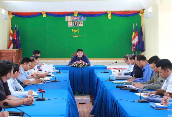 តំណាងប្រជាពលរដ្ឋនៅតំបន់កោះមាស ចូលរួមក្នុងកិច្ចប្រជុំជាមួយអាជ្ញាធរស្រុកកៀនស្វាយ នៅថ្ងៃទី២៥ ខែមីនា ឆ្នាំ២០២៥។ (រូបភាព៖ ហ្វេសប៊ុកសាលាស្រុកកៀនស្វាយ)