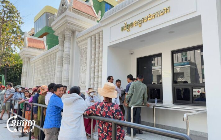 ប្រជាពលរដ្ឋនៃភូមិព្រែកតាគង់ជួបជុំគ្នានៅឯក្រសួងមហាផ្ទៃដើម្បីតាមដានញត្តិដែលពួកគេដាក់ស្នើសុំឲ្យដកមេភូមិ កាលពីថ្ងៃទី ៣ ខែមិនា ឆ្នាំ២០២៥។ (ខេមបូចា/ សុវណ្ណ ស្រីពេជ្រ)