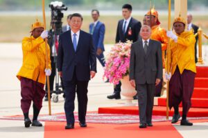ព្រះបាទ នរោត្តម សីហមុនី ព្រះមហាក្សត្រនៃព្រះរាជាណាចក្រកម្ពុជា (រូបស្តាំ) ទទួលស្វាគមន៍ ប្រធានាធិបតីចិន លោក ស៊ី ជីនពីង (រូបឆ្វេង) ក្នុងដំណើរទស្សនកិច្ចរបស់លោក ជីនពីង កាលពីព្រឹកថ្ងៃទី១៧ ខែមេសា ឆ្នាំ២០២៥។ (AKP)