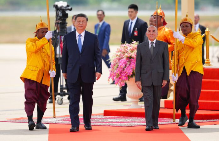 ព្រះបាទ នរោត្តម សីហមុនី ព្រះមហាក្សត្រនៃព្រះរាជាណាចក្រកម្ពុជា (រូបស្តាំ) ទទួលស្វាគមន៍ ប្រធានាធិបតីចិន លោក ស៊ី ជីនពីង (រូបឆ្វេង) ក្នុងដំណើរទស្សនកិច្ចរបស់លោក ជីនពីង កាលពីព្រឹកថ្ងៃទី១៧ ខែមេសា ឆ្នាំ២០២៥។ (AKP)