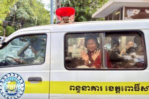 កញ្ញា ភួន កែវរស្មី ដែលជាសមាជិកអង្គការមាតាធម្មជាតិកម្ពុជា ដែលកំពុងជាប់ឃុំ ចាកចេញពីតុលាការកំពូល បន្ទាប់ពីសវនាការមួយ នាថ្ងៃទី២៣ ខែមេសា ឆ្នាំ២០២៥។ (ខេមបូចា/ សុវណ្ណ ស្រីពេជ្រ)