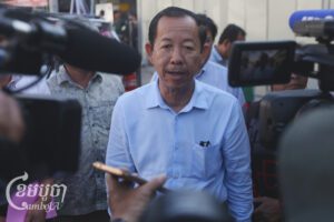 លោក រ៉ុង ឈុន ទីប្រឹក្សាគណបក្សកម្លាំងជាតិ សំណេះសំណាលជាមួយអ្នកសារព័ត៌មាន ខណៈលោកមកដល់សាលាដំបូងរាជធានីភ្នំពេញ ដើម្បីចូលរួមសវនាការនៅថ្ងៃទី២៣ ខែមេសា ឆ្នាំ២០២៥។ (ខេមបូចា/ ព្រីង សំរាំង)