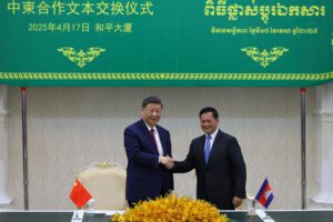 នាយករដ្ឋមន្ត្រីកម្ពុជាលោក ហ៊ុន ម៉ាណែត ចាប់ដៃជាមួយប្រធានាធិបតីចិនលោក ស៊ី ជីនពីង ក្នុងអំឡុងពេលចុះកិច្ចព្រមព្រៀងចំនួន៣៧ នៅវិមានសន្តិភាពក្នុងទីក្រុងភ្នំពេញ ថ្ងៃទី១៧ ខែមេសា ឆ្នាំ២០២៥។ (រូបភាព៖ AKP)