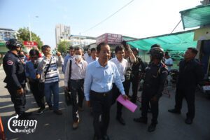 លោក រ៉ុង ឈុន ទីប្រឹក្សាជាន់ខ្ពស់គណនបក្សកម្លាំងជាតិ មកដល់សាលាដំបូងរាជធានីភ្នំពេញ ដើម្បីចូលរួមសវនាការរបស់គាត់ ថ្ងៃទី២៣ ខែមេសា ឆ្នាំ២០២៥។ (ខេមបូចា/ព្រីង សំរាំង)