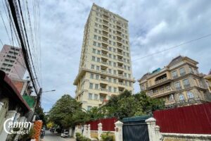 ទីតាំងអគារកម្ពស់២០ជាន់មួយកន្លែងស្ថិតក្នុងខណ្ឌចំការមន រាជធានីភ្នំពេញ មានរបងហ៊ុំព័ទ្ធដោយបន្លាលួស និងកាមេរ៉ាសុវត្ថិភាព ដែលត្រូវបានសមត្ថកិច្ចចូលទៅបង្ក្រាបបាន ក្រុមឆបោកជិត២០០នាក់។ រូបភាពថតនៅថ្ងៃទី២ ខែមេសា ឆ្នាំ២០២៥។(ខេមបូចា/ព្រីង សំរាំង)