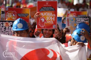 មេដឹកនាំសហជីព អង្គការសង្គមស៊ីវិល និងកម្មករ ជួបជុំគ្នានៅសួនច្បារមួយក្នុងរាជធានីភ្នំពេញ ដើម្បីអបអរសាទរទិវាពលកម្មអន្តរជាតិនៅថ្ងៃទី១ ខែឧសភា ឆ្នាំ២០២៥។ (ខេមបូចា/ព្រីង សំរាំង)