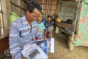 លោក អ៊ុក ម៉ៅ និងសមាជិកគ្រួសារកំពុងអង្គុយក្នុងផ្ទះរបស់លោកនៅស្រុកថាឡាបរិវ៉ាត់ ខេត្តស្ទឹងត្រែង កាលពីថ្ងៃទី១៩ ខែឧសភា ឆ្នាំ២០២៤។ (ខេមបូចា/ ម៉ែន ចន្ធី)