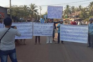 ប្រជាពល​រដ្ឋ​ក្នុង​ឃុំខ្នាត ខេត្ត​សៀម​រាប​ តវ៉ា​ជាមួយ​អាជ្ញាធរអប្សរា​ដែល​បានរឹតត្បិតការ​សាង​សង់សំណង់​ផ្សេង​ៗ ថ្ងៃទី​១៥ ខែមករា ឆ្នាំ២០២៤។ (រូបភាព៖ លីកាដូ)