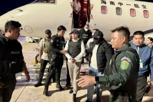 អតីតអ្នកឧកញ៉ា ហេង សិទ្ធី ត្រូវបានបញ្ជូនមកដល់កម្ពុជា នៅយប់ថ្ងៃទី២៤ ខែឧសភា ក្រោមការធ្វើបត្យាប័នរវាងរដ្ឋាភិបាលប្រទេសកម្ពុជា និងរុស្ស៊ី។ (រូបភាព៖ នាយកដ្ឋាននគរបាលព្រហ្មទណ្ឌនៃអគ្គស្នងការនគរបាលជាតិ)