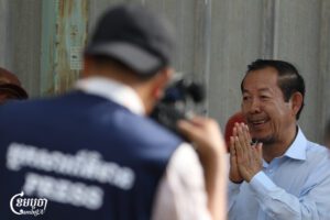 លោក រ៉ុង ឈុន ទីប្រឹក្សាគណបក្សកម្លាំងជាតិ បានផ្តល់បទសម្ភាសន៍ជាមួយអ្នកសារព័ត៌មាន ខណៈសាលាដំបូងរាជធានីភ្នំពេញ ប្រកាសសាលក្រមសំណុំរឿងរបស់លោកនៅព្រឹកថ្ងៃទី៥ ខែឧសភា ឆ្នាំ២០២៥។ (ខេមបូចា/ ព្រីង សំរាំង)