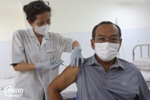 បុរសម្នាក់កំពុងចាក់វ៉ាក់សាំងបង្ការជំងឺកូវីដ-១៩ នៅមណ្ឌលសុខភាពមួយកន្លែងក្នុងរាជធានីភ្នំពេញ បន្ទាប់ពីក្រសួងសុខាភិបាលអំពាវនាវឱ្យប្រជាពលរដ្ឋទៅទទួលការចាក់វ៉ាក់សាំង ក្រោយទទួលបានដំណឹងនៃករណីឆ្លងថ្មី។ រូបភាពថតនៅថ្ងៃទី១៩ ខែឧសភា ឆ្នាំ២០២៥។ (ខេមបូចា/ ព្រីង សំរាំង)