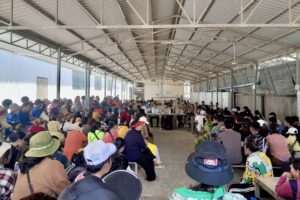 កម្មករនៅរោងចក្រ គល័រ ស្តារ ខេមបូឌា ប្រូដាក់ ខូអិលធីឌី បានជួបប្រជុំជាមួយមន្ត្រីនៃក្រសួង​ការងារ និងបណ្តុះបណ្តាលវិជ្ជាជីវៈ បន្ទាប់ពីពួកគេតវ៉ាទាមទាររកដំណោះស្រាយក្រោយក្រុមហ៊ុនចេញសេចក្តីប្រកាសអំពីការផ្លាស់ប្តូរទីតាំងរោងចក្រភ្លាមៗ នៅថ្ងៃទី២០ ខែឧសភា ឆ្នាំ២០២៥។ (រូបភាព៖ វ៉ា សុភានុត)