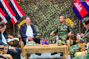 រដ្ឋមន្ត្រី​ការពារ​ជាតិ​កម្ពុជាលោក ទៀ សីហា និង​រដ្ឋមន្ត្រីការពារ​ជាតិ​ថៃ លោក Phumtham Wechayachai ជួប​គ្នា​នៅ​ខេត្ត​ស្រះកែវ​ប្រទេសថៃ​ថ្ងៃទី៥ ខែមិថុនា ឆ្នាំ២០២៥ ដើម្បី​ពិភាក្សា​អំពីស្ថានភាពជម្លោះ។ (រូបភាព​ផ្សាយ​លើ​ហ្វេស​ប៊ុក​លោក ទៀ សីហា)​