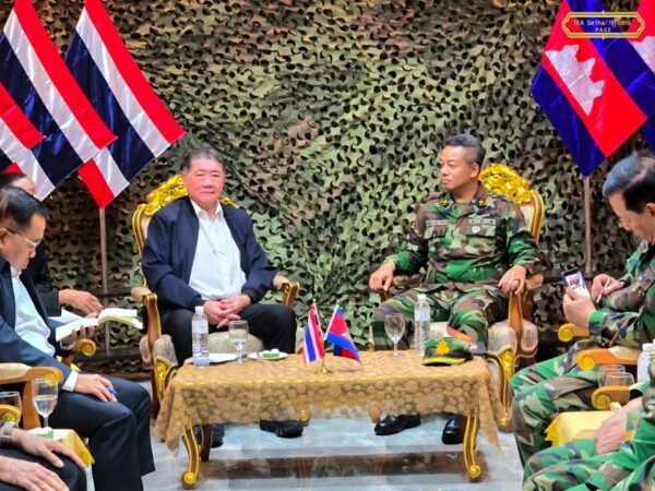 រដ្ឋមន្ត្រី​ការពារ​ជាតិ​កម្ពុជាលោក ទៀ សីហា និង​រដ្ឋមន្ត្រីការពារ​ជាតិ​ថៃ លោក Phumtham Wechayachai ជួប​គ្នា​នៅ​ខេត្ត​ស្រះកែវ​ប្រទេសថៃ​ថ្ងៃទី៥ ខែមិថុនា ឆ្នាំ២០២៥ ដើម្បី​ពិភាក្សា​អំពីស្ថានភាពជម្លោះ។ (រូបភាព​ផ្សាយ​លើ​ហ្វេស​ប៊ុក​លោក ទៀ សីហា)​