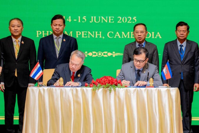 រដ្ឋមន្រ្តីទទួលបន្ទុករដ្ឋលេខាធិការដ្ឋានកិច្ចការព្រំដែន លោក ឡាំ ជា និងទីប្រឹក្សាក្រសួងការបរទេសថៃលោក ប្រាសាស​ ប្រាសាសវិនិច្ឆ័យ ចុះហត្ថលេខាលើលទ្ធផលកិច្ចប្រជុំគណៈកម្មការចម្រុះព្រំដែន (JBC) កម្ពុជា-ថៃ  នាថ្ងៃអាទិត្យ បន្ទាប់ពីការប្រជុំចំនួនពីរថ្ងៃនារាជធានីភ្នំពេញ ។ (រូបថត/ AKP)