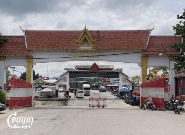 ច្រកព្រំដែនអន្តរជាតិដូង ក្នុងខេត្តបាត់ដំបង ត្រូវបានកម្ពុជាបិទកាលពីថ្ងៃទី១៣ ខែមិថុនា ចំពេលមានភាពតានតឹងនៅតាមព្រំដែនកើនឡើង។ រូបថតថ្ងៃទី២០ ខែវិច្ឆិកា ឆ្នាំ២០២៤។ (ខេមបូចា/ ព្រីង សំរាំង)